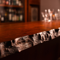 無垢材のカウンターが迎える空間