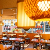 個室利用が可能なプライベート空間をご用意。昭和レトロな雰囲気の中で、周囲を気にせず、自分たちだけの時間を楽しめる特別な席です。デートや接待、少人数の会食はもちろん、仲間との語らいにも最適。扉を閉めれば、そこはもう別世界。料理と会話に集中できる、落ち着いた空間が広がります。