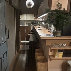 お一人様でも気兼ねなくお過ごしいただける、落ち着いたデザインのカウンター席です。目の前で調理が進む臨場感を味わいながら、シェフのこだわりが詰まった一皿をお楽しみいただけます。静かに自分だけの時間を満喫したい夜や、仕事帰りのお食事にも最適◎