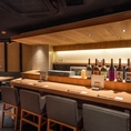 木の温もりを感じる落ち着いたカウンター席。仕事帰りの一杯や大人のデートにおすすめ。