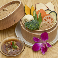 野菜たっぷり◎彩り豊かなせいろ蒸しと厳選肉料理