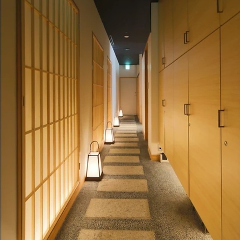 広島の夜景と瀬戸内の恵み。粋な鮨と銘酒に酔いしれる極上の時間をお愉しみください。