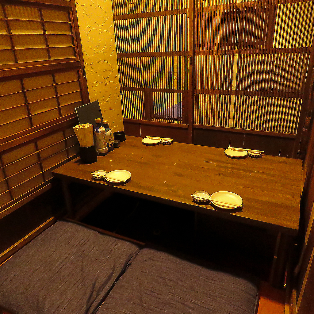 【落ち着ける個室】木の温もりを感じる空間で、周りを気にせずごゆっくりとお食事をお楽しみください