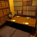 【落ち着ける個室】木の温もりを感じる空間で、周りを気にせずごゆっくりとお食事をお楽しみください