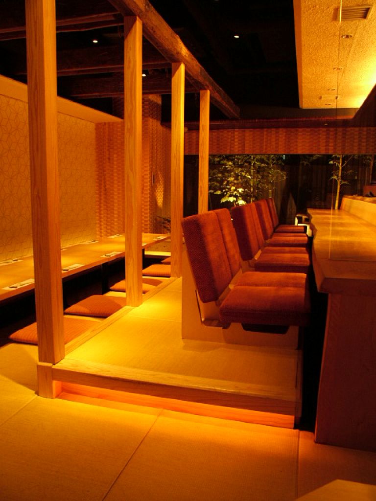 【月】職人の手仕事を見ながらの、カウンターでの食事も醍醐味の一つ。