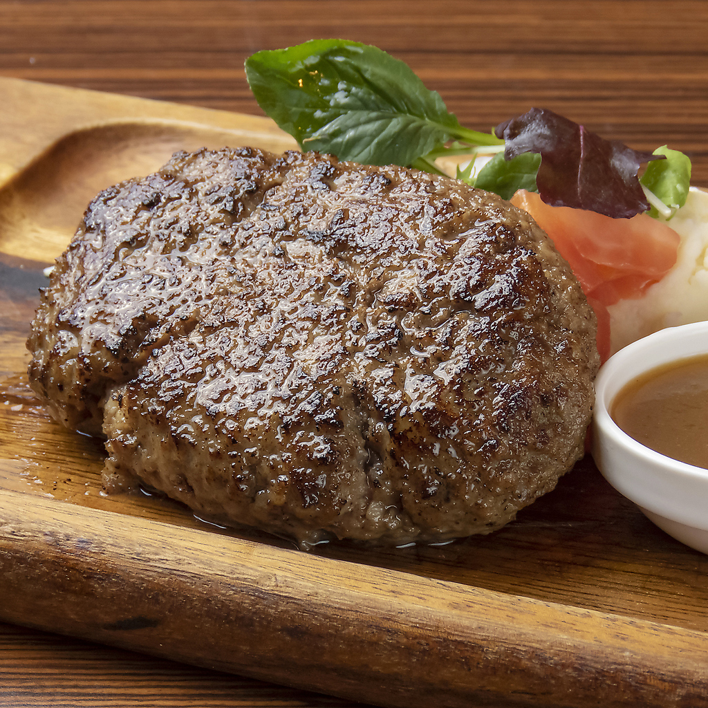 肉汁があふれ出すジューシーなハンバーグは歯ごたえはもちろんソースとの相性も抜群です！