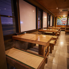 大衆感満載の掘り炬燵席です。柔らかな照明に照らされた店内は、木材と和紙の質感が調和した和モダンな雰囲気。賑やかな中にも落ち着きがあり、どこか懐かしさを感じる空間に心がほぐれます。