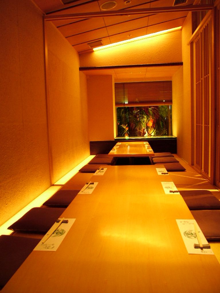 【桃】14名様用の座敷なら、周囲を気にせずゆったりと宴席を愉しんでいただけます。