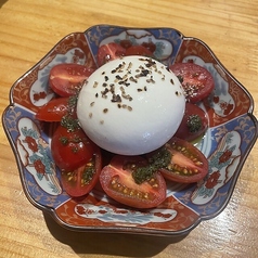 ブラッターチーズとこだわりトマトのカプレーゼ