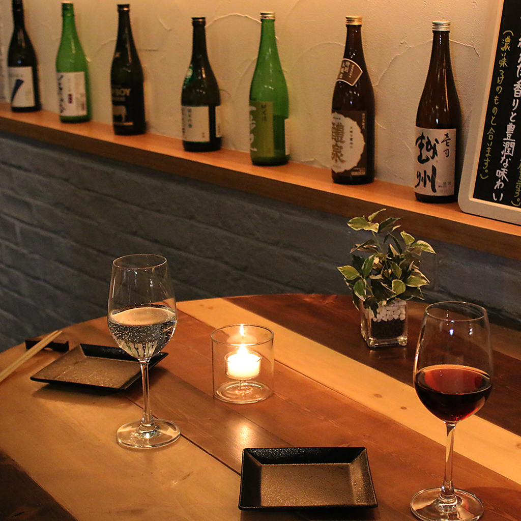 デートには雰囲気抜群の壁際の丸テーブルがおすすめ