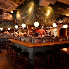 【カウンター席：10席】デートにもおすすめ！目の前で調理を愉しむ特等席。落ち着いた雰囲気のお洒落な店内には、カウンター席を完備。目の前で調理を眺められるので、迫力も満点。デートやご夫婦でのお食事はもちろん、親しい友人との気軽な一杯、記念日のお祝いにも◎ゆっくりと会話をしながら食事をお楽しみください。