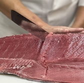 「めぐみ水産」では、さばきたてのまぐろをお届けします。お店で丁寧に捌かれたまぐろは鮮度抜群で、濃厚な旨味が口の中に広がります。赤身からトロまで、マグロの部位も豊富に揃えており、それぞれの味わいを楽しめます。まぐろ好きにはたまらない、特別な一皿をご提供いたします！新鮮な自慢のまぐろをぜひご堪能あれ♪