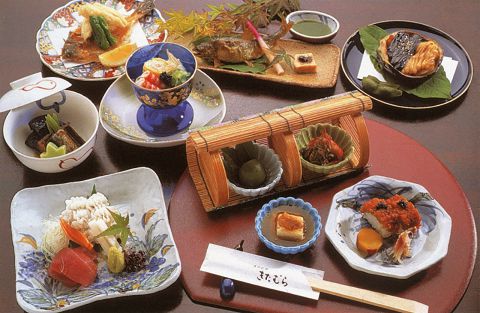 祇園で気軽かつリーズナブルに季節素材を活かした逸品料理を味わえます。
