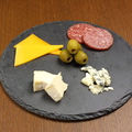 料理メニュー写真 3種のチーズとおつまみプレート
