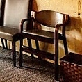 ＜お子様椅子＞個室完備＆お子様用の椅子もご準備しております。