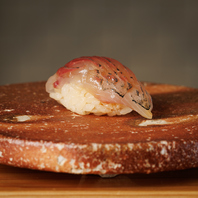 鮨と美酒で楽しむ、贅沢な時間