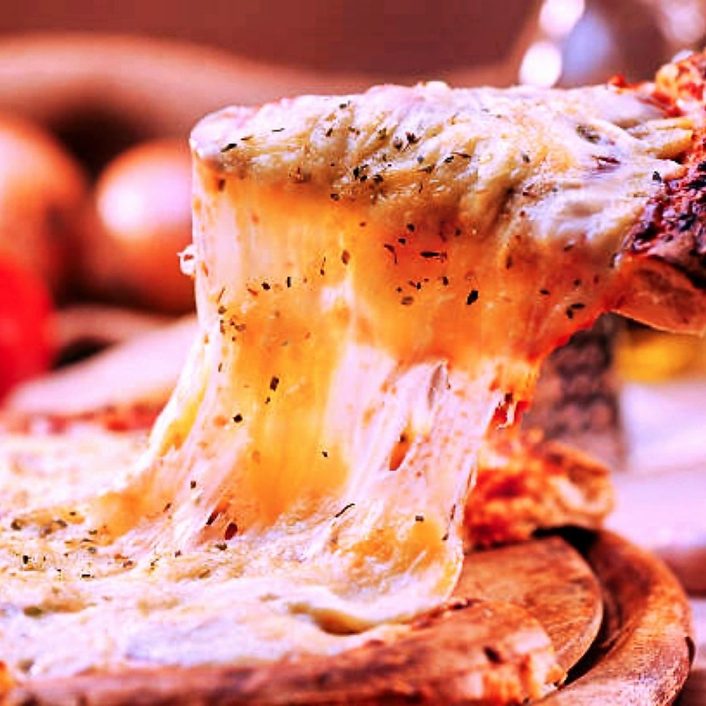 焼きたてのサクサク生地に、とろけるチーズのコンビネーションを堪能してください。