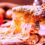 焼きたてのサクサク生地に、とろけるチーズのコンビネーションを堪能してください。