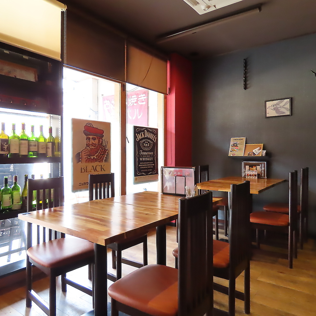 木のぬくもりを感じさせる暖かみのある店内はご友人やご家族、パートナーと気兼ねなくご来店ください