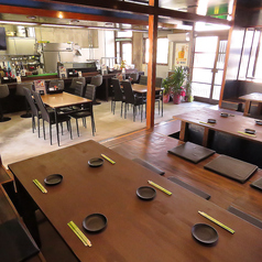 当店には、7名様から最大14名様まで座れる席もご用意しております。グループでの食事やお祝い事にぴったりなスペースです。ゆったりとした配置で、会話と共にお食事をお楽しみいただけます。