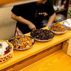 迫力のあるカウンター席。自由が丘駅近くの阿波乃里は、臨場感あふれるカウンター席が人気。目の前で焼き上げられる香ばしい焼き鳥と、料理人との会話を楽しめる特等席です。デートや一人飲みにも最適で、仕事帰りのちょい飲みにもおすすめ。