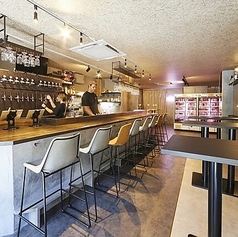 開放的なカウンター席で、クラフトビールを五感でお楽しみください。お一人様でも居心地の良い空間です♪