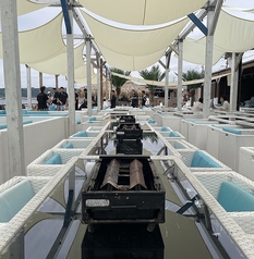 ＜★ホワイトカラーのBOX席は予約必須★＞最大300名までの団体様利用もＯＫです、海の家でお酒とバーベキュー料理などと海をお楽しみ下さい！