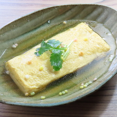 そば屋のつゆにつかったアツアツ出汁巻き