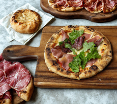 生ハムとモッツアレラのピッツァ