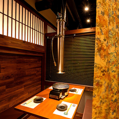 【1F焼肉完全個室4名様迄】1階フロア落ち着いた雰囲気の完全個室は4名様迄ご利用可能。周囲を気にせず大切な方とのお食事やご会食をゆっくりとお楽しみいただけます。上質な空間で味わう焼肉と新鮮ホルモンを心ゆくまでご堪能ください。個室の数に限りがございます。ご要望の際は直接電話でお問合せください。