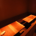 【半個室】当店の奥の席にございます。周りを気にせず思いっきり笑って話せる、プライベート感たっぷりの個室空間です。少人数のグループでのご利用にぴったりです。どなた様も快適にお過ごしいただけます。