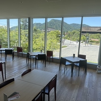 善光寺を望む！長野県立美術館併設のガラス張り空間◎