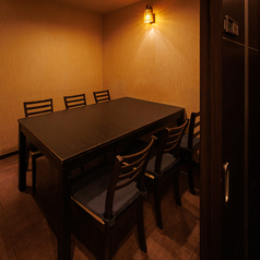 フロアから離れた完全個室で、ママ友会など子さま連れに◎お子さまが泣いても叫んでもOK、授乳もおむつ替えも気兼ねなくしていただけます。ご注文は個室備え付けのお電話でラクラク♪呼ばれるまでスタッフがお邪魔することもございません。予約状況によっては2名様からでもご利用可能ですので、お気軽にお問合せください。