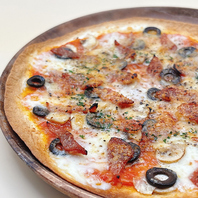 ピザや肉の旨み溢れる一皿をこだわりのワインと共に◎