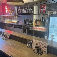 【お一人様歓迎!臨場感ある席】木の温もり溢れるカウンター席は、仕事帰りのサク飲みやソロ飲みに最適な特等席。目の前にずらりと並ぶお酒を眺めながら、スタッフとの会話やこだわりの一品料理をマイペースにじっくりと堪能できます。