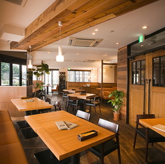 【席数：65席(全席禁煙)】木の温かみを感じるインテリアと、柔らかな光の照明が落ち着いた雰囲気を演出。大きな窓から光が差し込む、明るい店内です☆地元食材に舌鼓を打ちながら、ゆったり寛げるお席となっております。