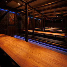 足を伸ばしてゆったり宴会！50名様以上の宴会が可能な広々空間！靴を脱いで足をラクにできるので、大人数でも最後までゆったり過ごせます！会社宴会・歓送迎会・結婚式の二次会にもピッタリです！