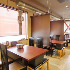 【テーブル席】4名席のテーブル席♪お子様用の椅子がありますので、ご家族の方もぜひ焼肉ホルモン ニクマルにご来店ください!