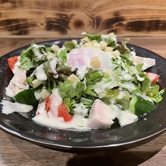 蒸し鶏と温玉のシーザーサラダ
