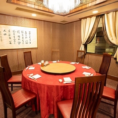 【春華】Shunka ◇8名～10名様に最適な完全個室。シャンデリアとカーテンが華やかさを演出します。