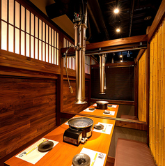 【1F焼肉完全個室8名様迄】1階フロア8名様迄ご利用頂ける落ち着いた雰囲気の完全個室で ゆったりと焼肉を楽しめる中団体席をご用意。ご家族やご友人とのお集まり ご宴会などにも最適なプライベート空間です。個室数に限りがございますので ご希望のお客様はお早めにお電話にてお問い合わせください。