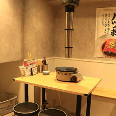 ご家族・ご友人とのお食事に！ロースター設置済みのゆったりとしたテーブル席です。