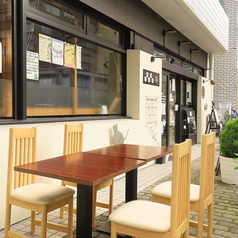天気の良い日にご利用いただける心地よいお外のお席をご用意いたしました。屋外の開放的なスペースで飲食を楽しめ、ゆったりとした特別な時間をお過ごしいただけます。ワンちゃんや大切なペットと一緒に寛ぐことも可能です。人気のお席となっておりますので事前のご予約も歓迎です。ぜひお電話でお問合せください。