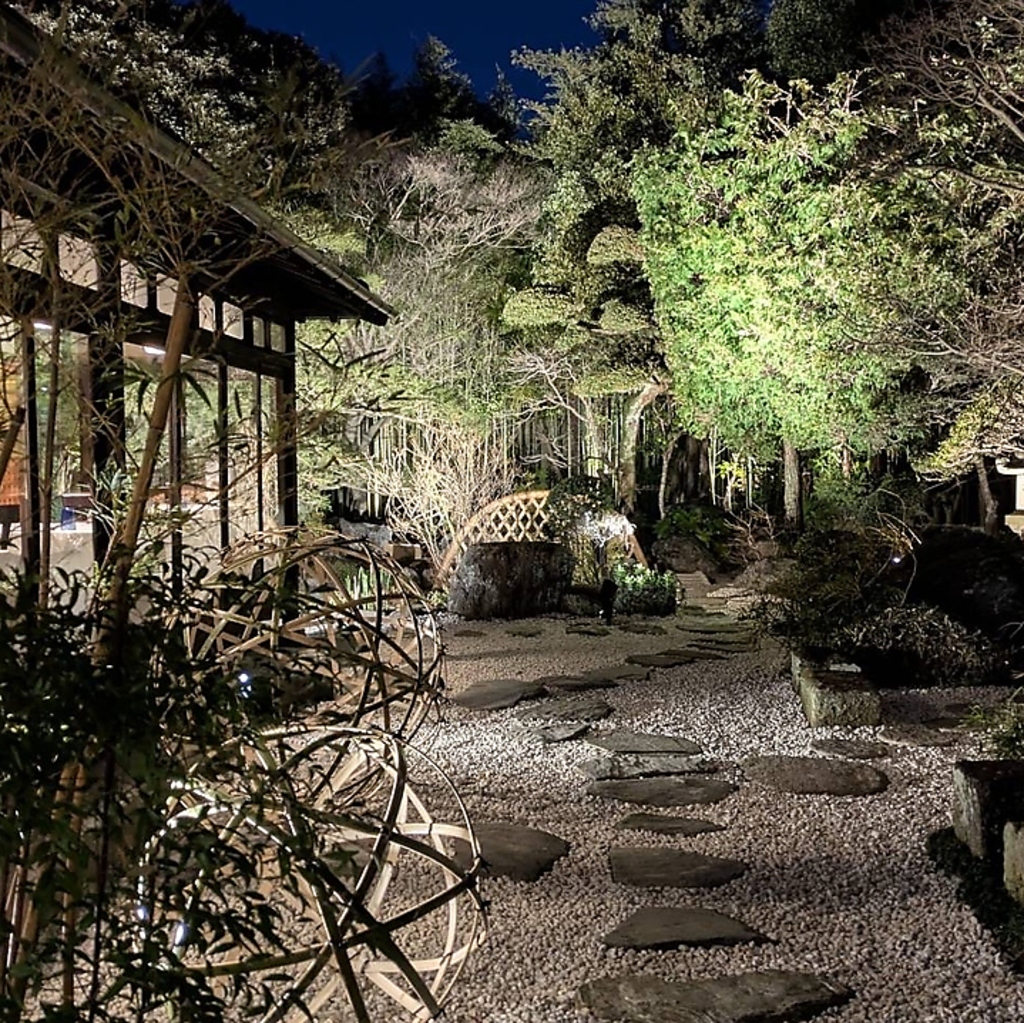 昼と夜で庭園は別の表情に。ライトアップも実施しております