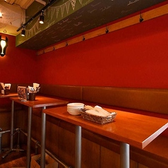 【横並びテーブル席：1～2名様×3卓】カジュアルな雰囲気でのんびり♪ お一人様OK！並んで寄り添いながら食事を楽しめるテーブル席は、落ち着いた雰囲気でリラックスできる空間。デートはもちろん、気の合う友人とのサシ飲みや、仕事帰りの一杯にもぴったり。お気軽にお立ち寄りください。