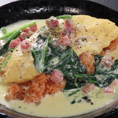 クリームソースのオムライス