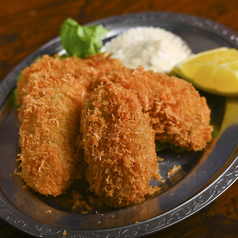 【◇外はサクサク中は濃厚◇】旨みあふれる牡蠣を堪能！自家製タルタルで味わう特製かきフライの写真