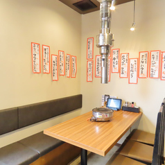 【テーブル席】4名席のテーブル席♪半分がソファー席になっております。お子様用の椅子がありますので、ご家族の方もぜひ焼肉ホルモン ニクマルにご来店ください!