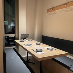 ご友人同士の集まりや少人数での飲み会に最適な6名用テーブル席をご用意♪お洒落で落ち着いた空間で、周囲を気にせず会話も弾むひととき。自慢の寿司や一品料理を皆でシェアすれば、食事の楽しさもさらに広がります◎
