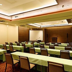 【会議・講演会】音響・照明込⇒2Ｈ15000円２F個室、人数などによって円卓テーブルや仕切りを外してフロア拡大＆縮小も可能。